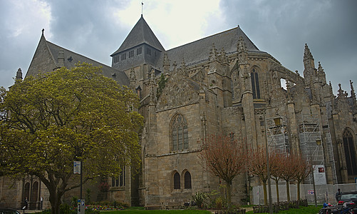 法国迪南大中世纪古老的石石头天主教教堂 历史的图片