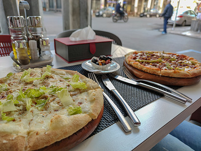 餐厅外桌子上美味的比萨饼图片