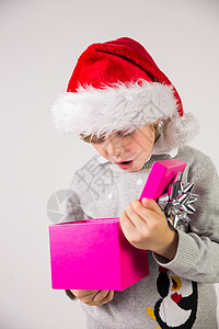 孩子在圣诞节礼物上揭开他的生日礼物 盒子 男生图片