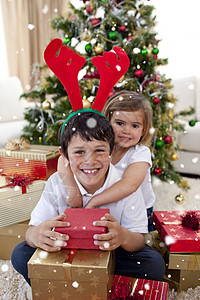 快乐的兄妹庆祝圣诞节日 假期 冬天 女儿 家庭图片