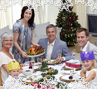 家人庆祝圣诞节晚宴和火鸡 庆典 可口 女士 金的图片