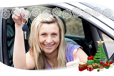 一辆新车开来后 有魅力的女司机展示了一把钥匙 乐趣 盘子图片