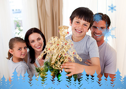 快乐的小男孩在和家人一起装饰圣诞树 展示 妈妈图片