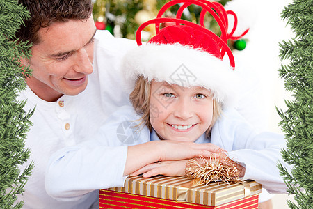 和儿子一起庆祝圣诞节的英俊父亲 冷杉 女儿 容光焕发图片
