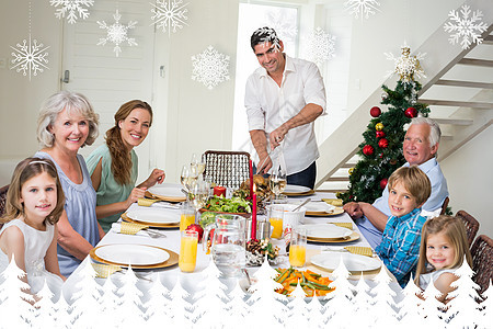家庭在餐桌吃圣诞饭的复合形象;和 成人 树木图片