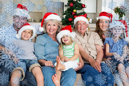 庆祝圣诞节的圣塔帽中家庭综合形象 以庆祝圣诞节 兄弟姐妹图片