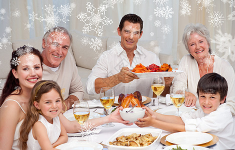 祖父母和有家庭晚宴的儿女图片