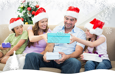 家庭交换圣诞礼物的复合形象;在圣诞节礼礼 客厅 沙发图片