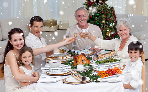 家庭在圣诞节晚宴上喝杯酒的复合形象 20多岁 假期图片