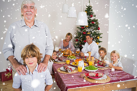 祖父和孙子站在晚餐桌旁的复合图像 是爷爷和孙子们的综合形象图片