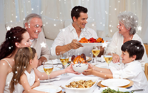 家庭在家吃大晚饭的复合形象 20多岁 晚餐 香槟酒 庆典图片