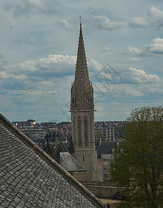 法国旅游景点在法国Caen的一座天主教大教堂的高钟塔上观看 从堡垒到法国 Caen 遗产 圣皮埃尔背景