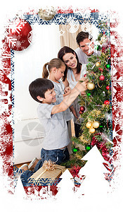 幸福的家庭在圣诞树上装饰鲜花图片