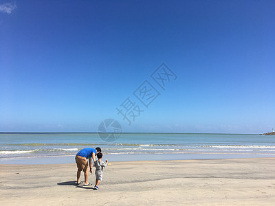 家庭与海洋 父亲和儿子 爱 沙滩 男生 海岸 大海 户外的背景图片