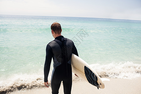 海滩上持冲浪板的冲浪者的近视 男人 畅快 旅行图片