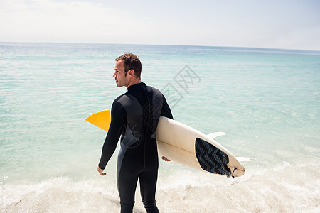 海滩上持冲浪板的冲浪者的近视 户外 男人 海洋图片