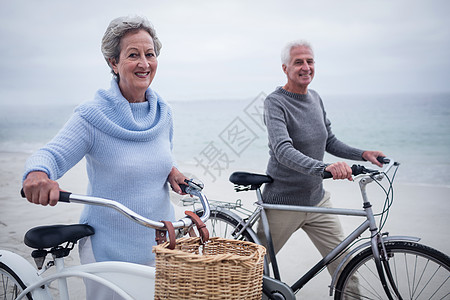 带着自行车骑车的老年情侣快乐图片