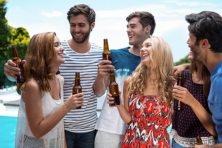 一群拿着啤酒瓶的快乐朋友 酒精 笑 互动 假期图片
