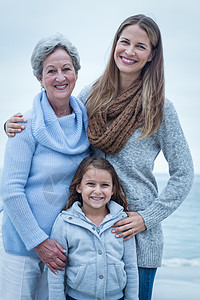 三代妇女站在沙滩上站着 多代家庭 70年代 海洋 漂亮的 长发图片