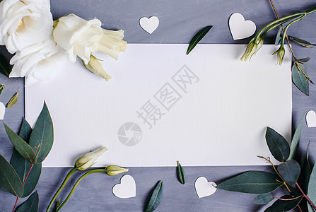 白纸复制空间 与花的框架 丝带 灰色背景 简单的花束 问候卡 记事本 信图片
