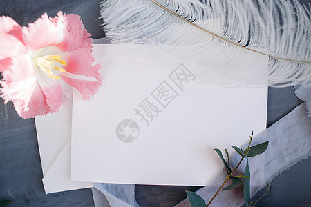 白纸复制空间 与花的框架 丝带 灰色背景 简单的花束 问候卡 艺术图片