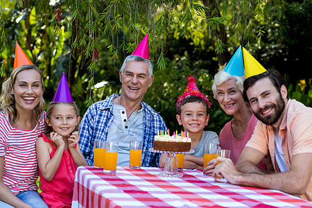 家人在院子里庆祝生日 礼物 孙子 女性 微笑 祖父图片