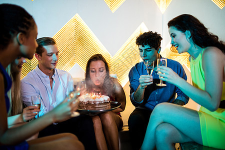一群在庆祝生日时 带着香槟喝着香槟的笑笑朋友们 生日蛋糕 乐趣图片