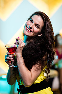 美女喝红马提尼 稻草 酒吧 女性 快乐的 享受 泡吧 喜悦图片