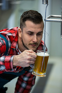 关闭酿酒者测试啤酒 工厂 啤酒厂 酒厂 布鲁尔 机器图片
