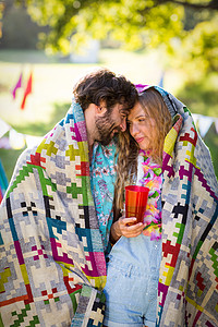 情侣用毯子包起来 男性 快乐 浪漫的 阳光 喜悦 关心图片