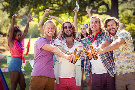 快乐的朋友在露营地烤啤酒瓶 闲暇 女士 自由 喜悦图片