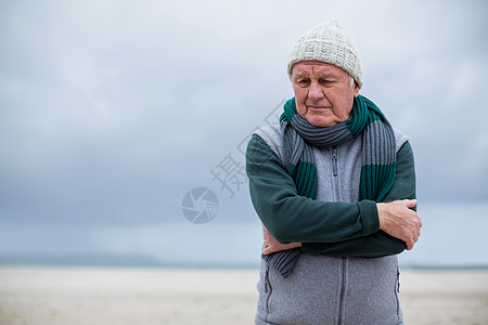 高级男子站在沙滩上 双手合十 浪漫 冬天 冬装 感情图片