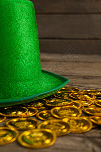圣帕特里克日妖帽和金巧克力硬币 锅 检查 节日图片