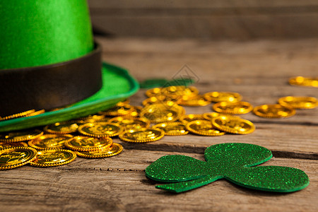 圣帕特里克日妖帽 配有锤子和金巧克力硬币 运气 钱图片