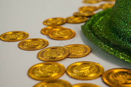 圣帕特里克日妖帽和金巧克力硬币 检查 闪光 童话图片