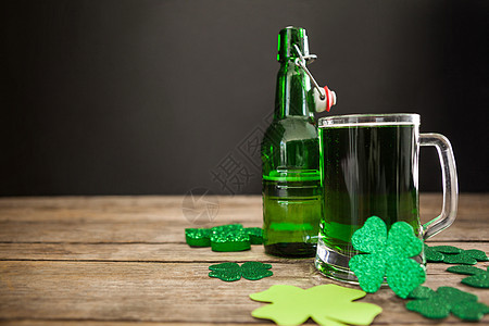 圣帕特里克日的绿啤酒 啤酒瓶和火石 酒精 喝图片