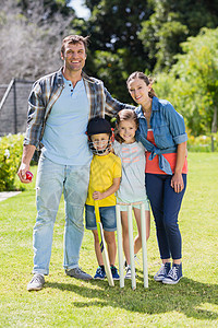 幸福家庭在后院一起玩板球的肖像图片