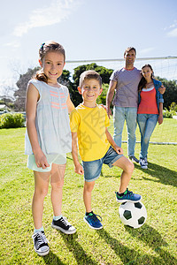 快乐的家庭在公园踢橄榄球 休闲服装 娱乐 享受 粘接图片