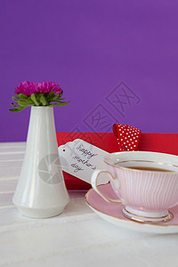 黑茶 花花瓶和快乐的母亲日卡在木板上 展示图片
