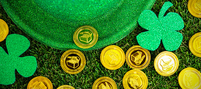 圣帕特里克节妖精帽三叶草和巧克力金币图片