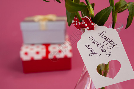 在花瓶上贴上快乐母亲日卡 标签 爱 母亲节 礼物盒图片