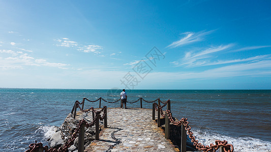 人与人同在码头上享受阳光和海洋的美丽 旅游图片