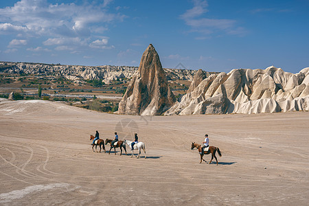 土耳其卡帕多西亚旅游者享受马匹 公园 烟囱 全景图片