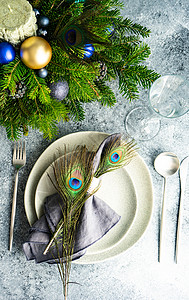 圣诞节晚宴的节日餐桌设置 晚餐 盘子 蓝色的图片