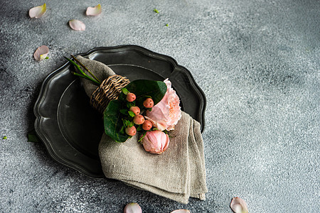 混凝土背景的花粉卡 乡村 礼物 红酒杯 婚礼 植物群图片