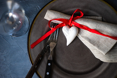 带有红心的表格设置 刀具 食物 银器 爱 厨房 花的背景图片