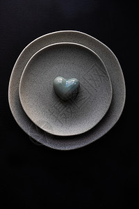 带有红心的表格设置 爱 厨房 环境 灰色的 盘子 乡村背景图片