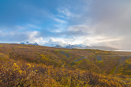 冰川多彩的秋天风景 在冰雪山顶前图片
