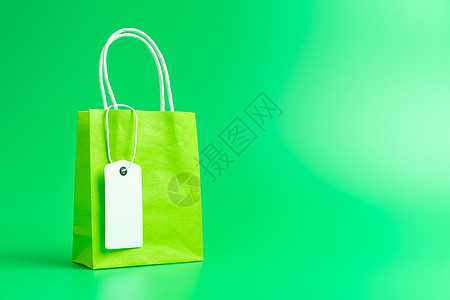 绿色购物或绿背景孤立的礼品袋; 春天 奖金 纸图片
