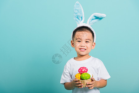 小男孩微笑 穿着兔子耳朵和白色T恤 全套 可爱的 工作室图片